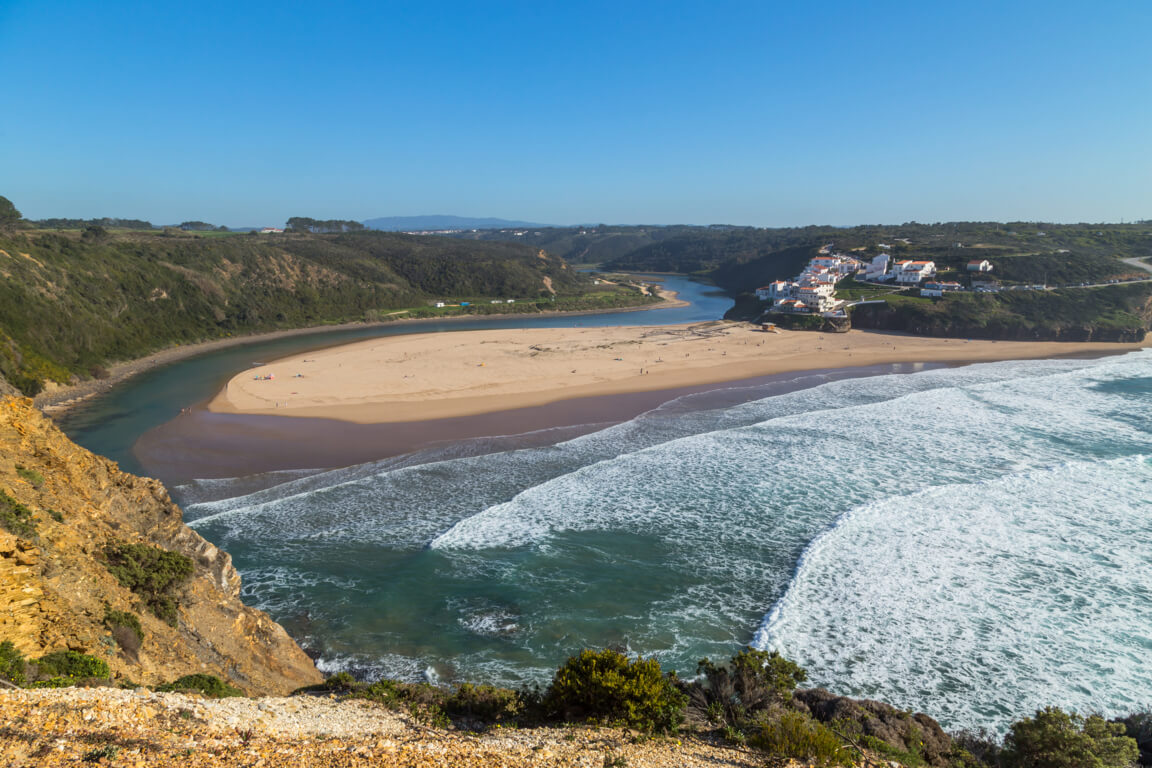 Praia de Odeceixe: The 1 Guide To This Amazing Beach in the Algarve